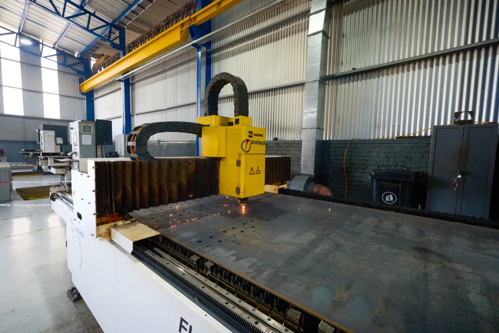 <strong>Fabricación Automatizada CNC:</strong>